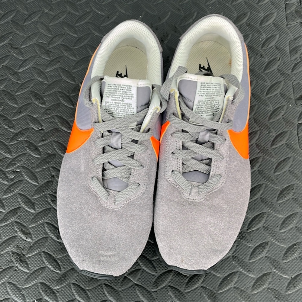 Nike Swoosh | women’s 8.5